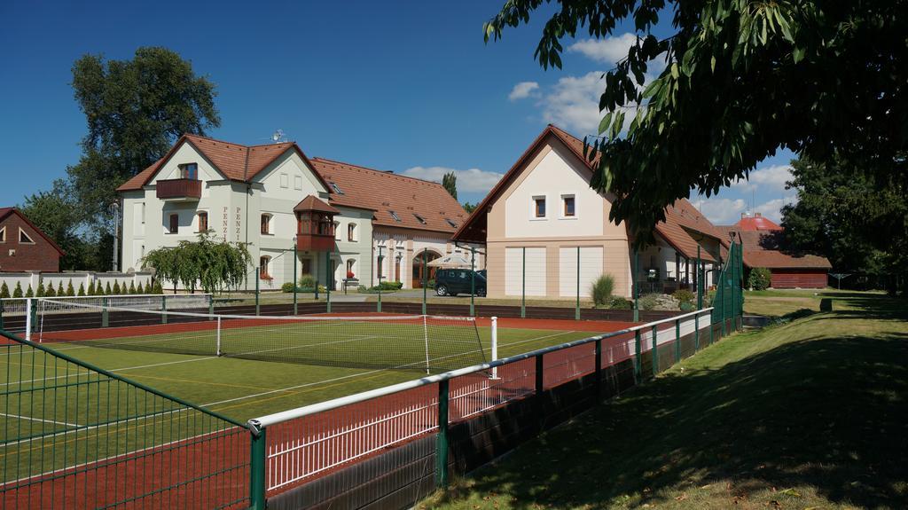 Penzion Nad Oborou Hradec Kralove Exterior foto